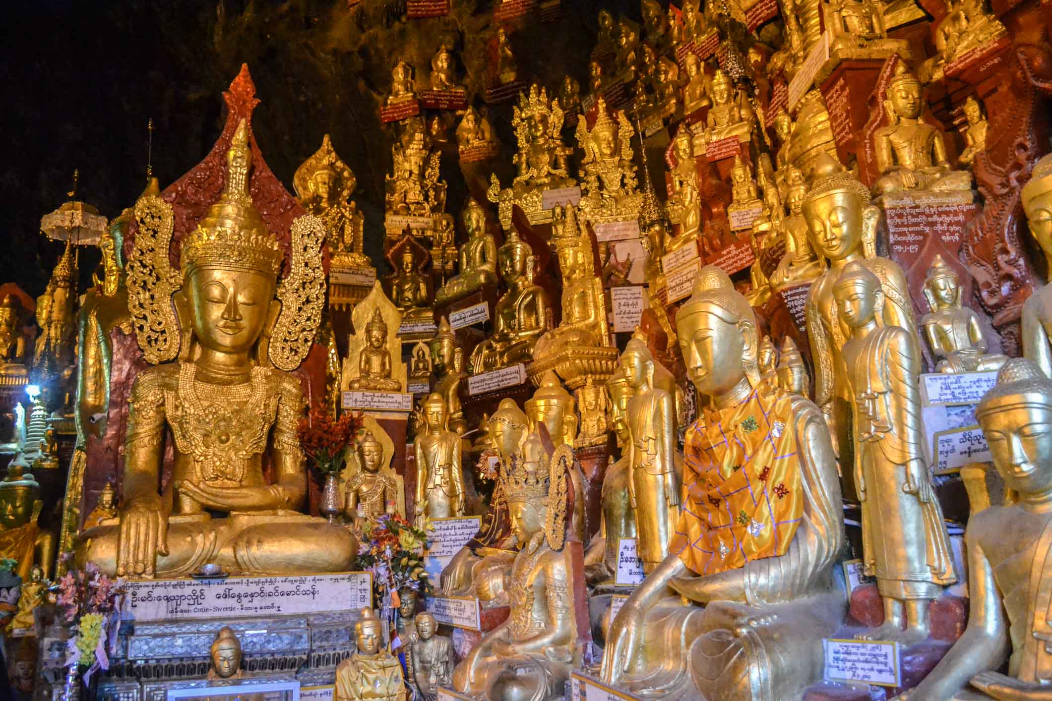 Pindaya Birmanie Grottes aux 8000 Bouddha 5 Statues Or Couverture