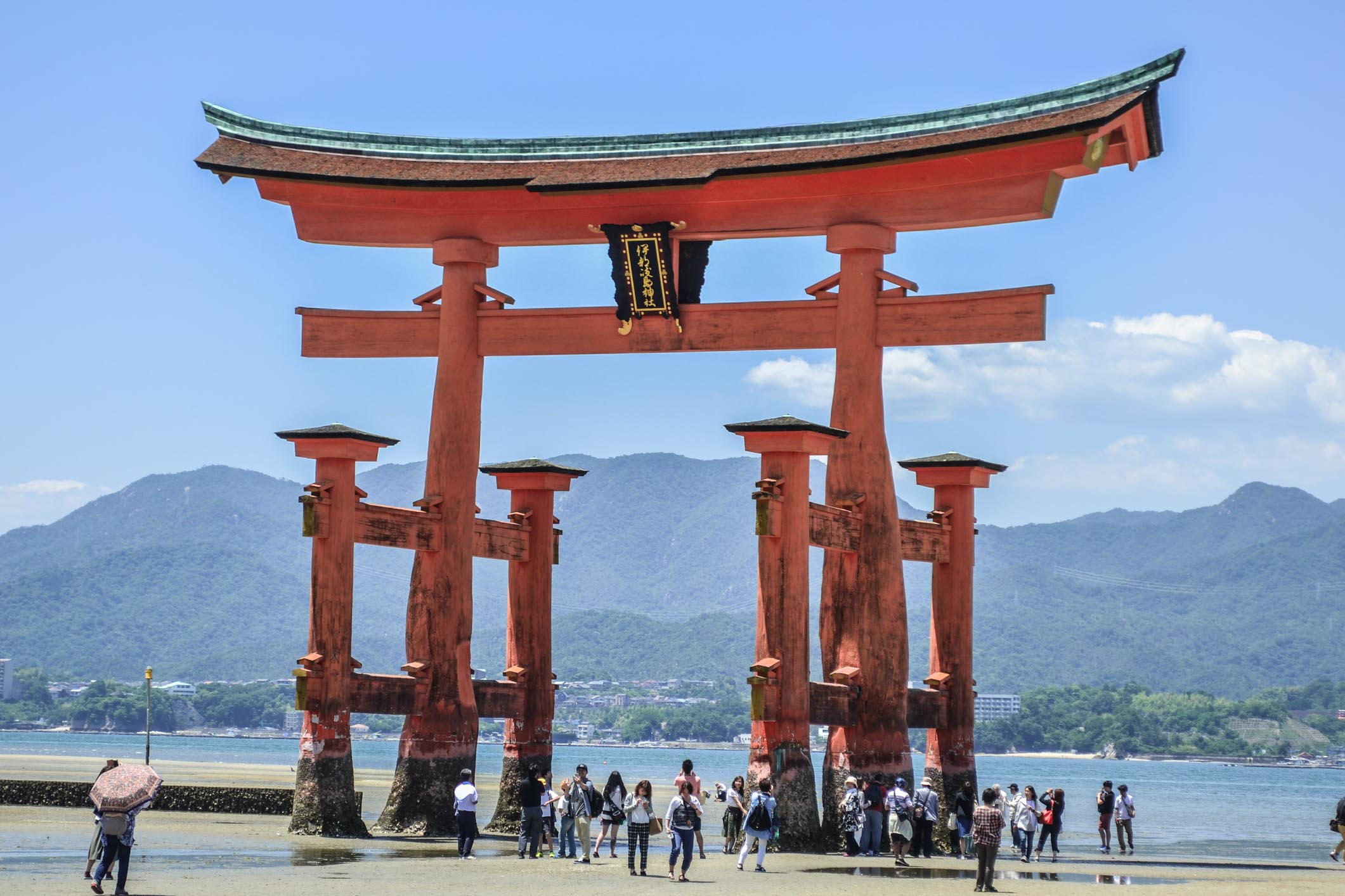 Miyajima Japon - Le sanctuaire Itsukushima et son torii flottant Couverture