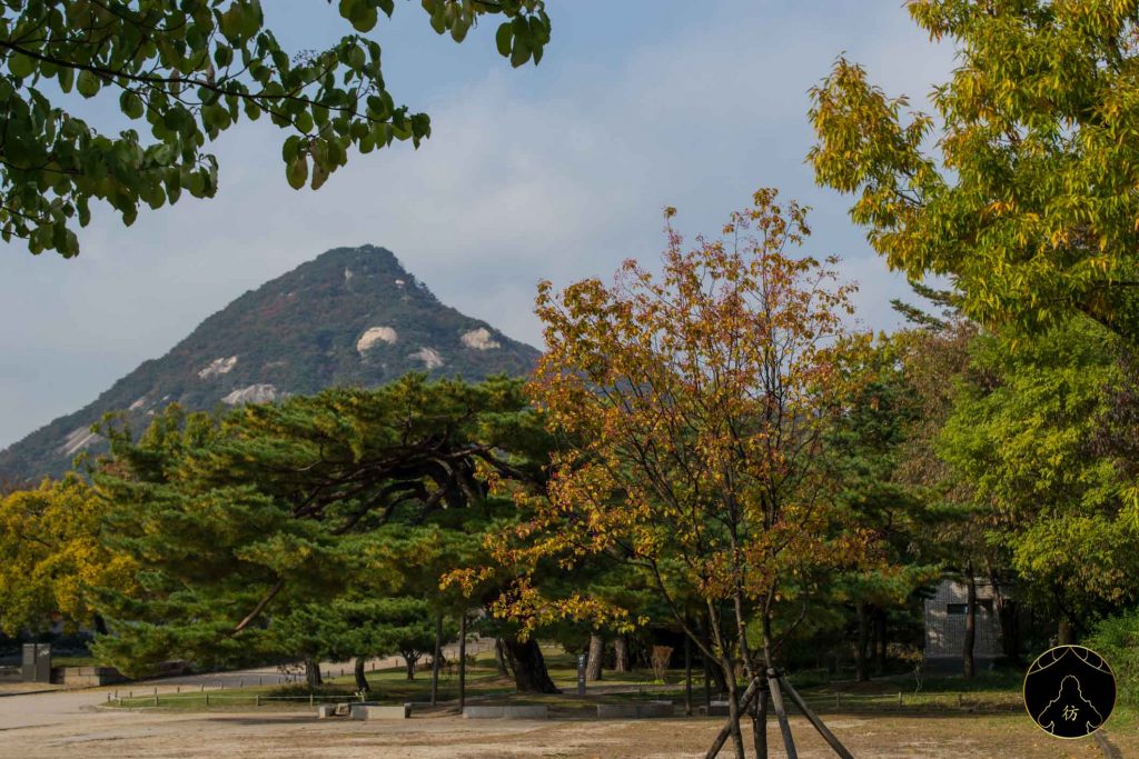 Visiter Seoul - Le palais Gyeongbokgung 08 mont Bukhansan